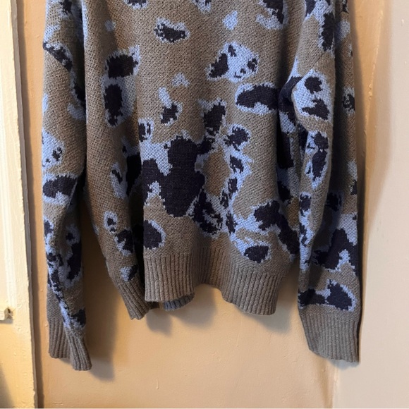 gray knit oversized sweater with blue abstract print - Picture 13 of 15